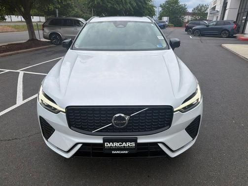 Crystal White Metallic 2025 Volvo XC60 B5 Plus