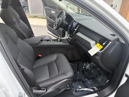 Crystal White Metallic 2025 Volvo XC60 B5 Plus