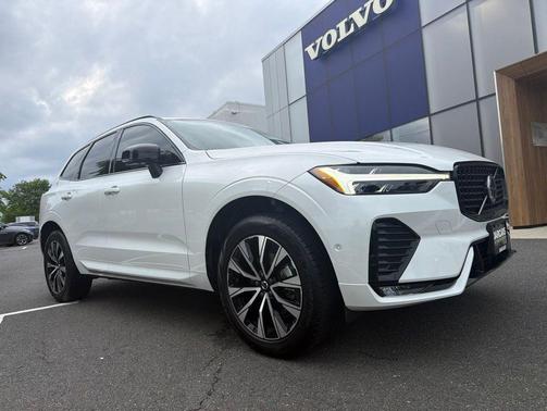 Crystal White Metallic 2025 Volvo XC60 B5 Plus
