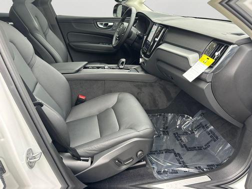 Crystal White Metallic 2025 Volvo XC60 B5 Plus