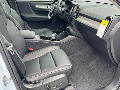 2026 Volvo XC40 Plus, B5 AWD Gas (mild hybrid), Dark