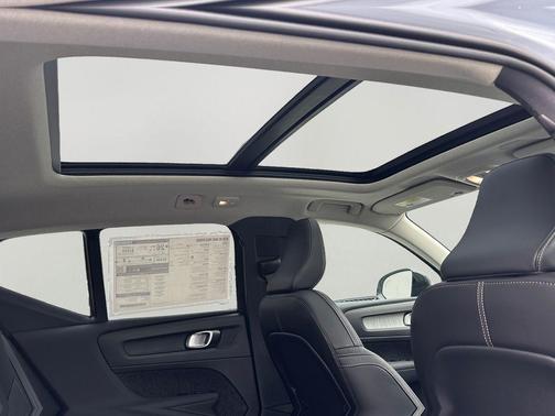 2026 Volvo XC40 Plus, B5 AWD Gas (mild hybrid), Dark