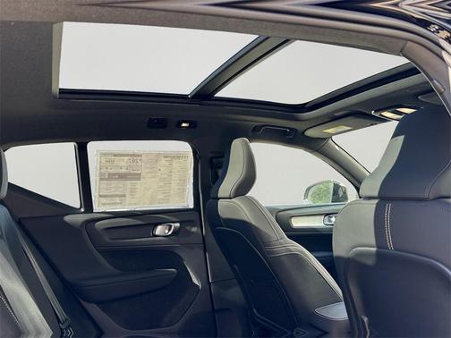 2026 Volvo XC40 B5 Ultra Black Edition