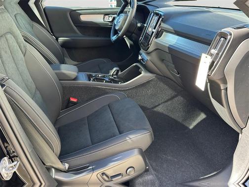 2026 Volvo XC40 B5 Ultra Black Edition