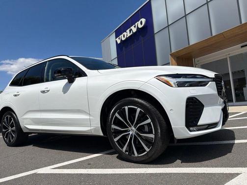 Crystal White Metallic 2023 Volvo XC60 B5 Plus Dark Theme