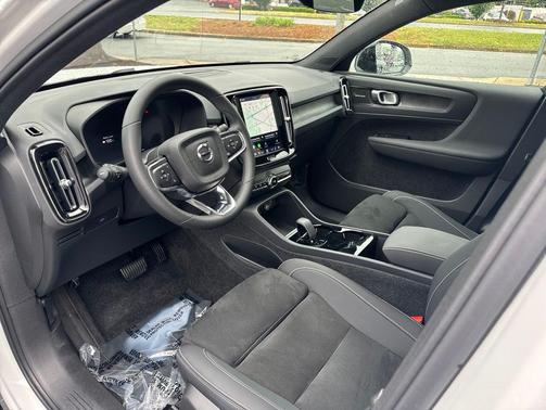 Crystal White Metallic 2023 Volvo C40 Recharge Pure Electric Twin Ultimate