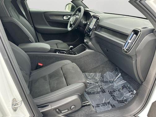 Crystal White Metallic 2023 Volvo C40 Recharge Pure Electric Twin Ultimate