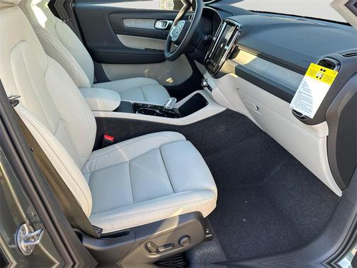 2026 Volvo XC40 Plus, B5 AWD Gas (mild hybrid), Dark