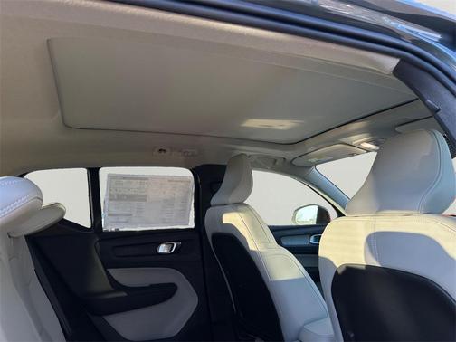 2026 Volvo XC40 Plus, B5 AWD Gas (mild hybrid), Dark