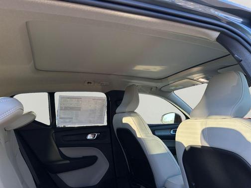 2026 Volvo XC40 Plus, B5 AWD Gas (mild hybrid), Dark