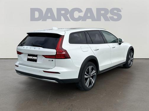 2026 Volvo V60 Cross Country Plus, B5 AWD Gas (mild hybrid)