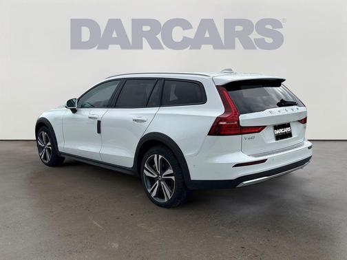 2026 Volvo V60 Cross Country Plus, B5 AWD Gas (mild hybrid)