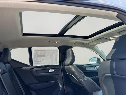 2026 Volvo XC40 Plus, B5 AWD Gas (mild hybrid), Dark