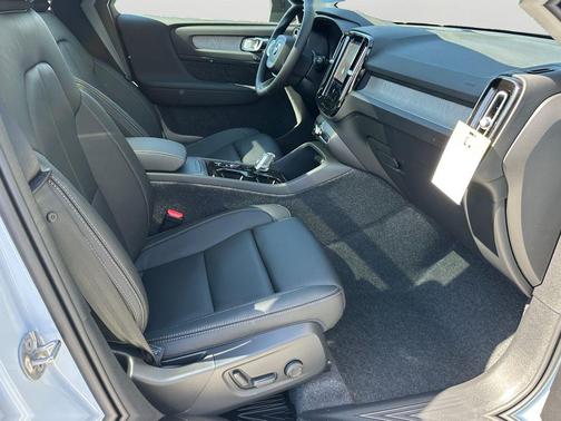 2026 Volvo XC40 Plus, B5 AWD Gas (mild hybrid), Dark