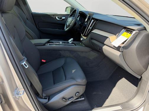 Bright Dusk Metallic 2026 Volvo XC60 B5 Plus