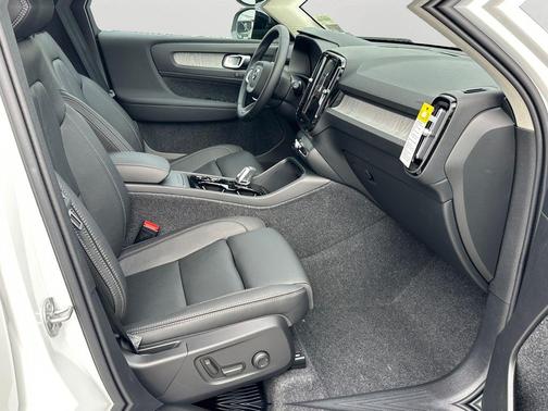 2026 Volvo XC40 Plus, B5 AWD Gas (mild hybrid), Dark