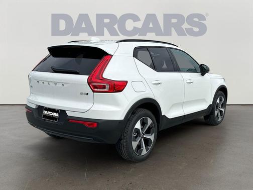 2026 Volvo XC40 Plus, B5 AWD Gas (mild hybrid), Dark