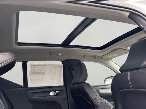 2026 Volvo XC40 Plus, B5 AWD Gas (mild hybrid), Dark