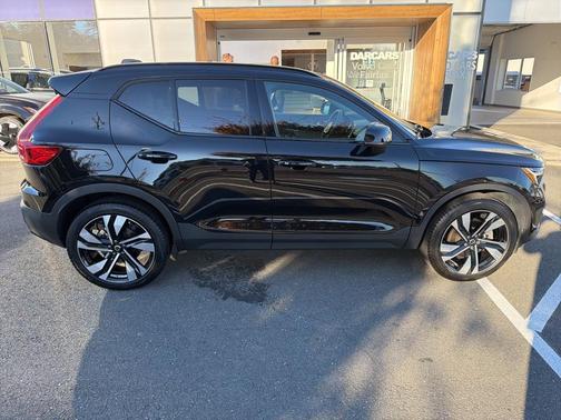 2024 Volvo XC40 B5 Ultimate Dark Theme