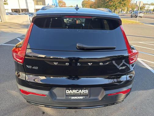2024 Volvo XC40 B5 Ultimate Dark Theme