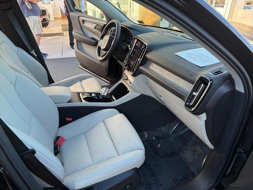 2024 Volvo XC40 B5 Ultimate Dark Theme
