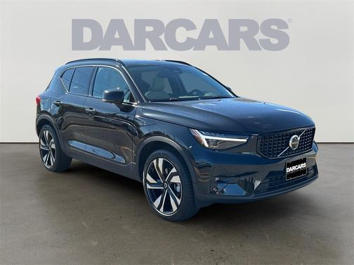2024 Volvo XC40 B5 Ultimate Dark Theme