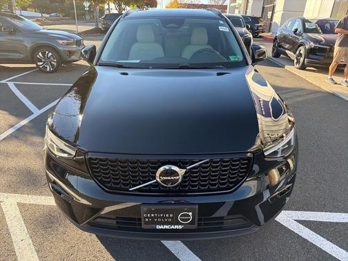 2024 Volvo XC40 B5 Ultimate Dark Theme