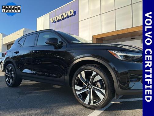 2024 Volvo XC40 B5 Ultimate Dark Theme