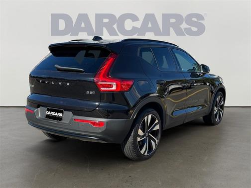 2024 Volvo XC40 B5 Ultimate Dark Theme