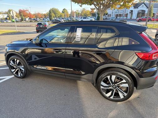 2024 Volvo XC40 B5 Ultimate Dark Theme