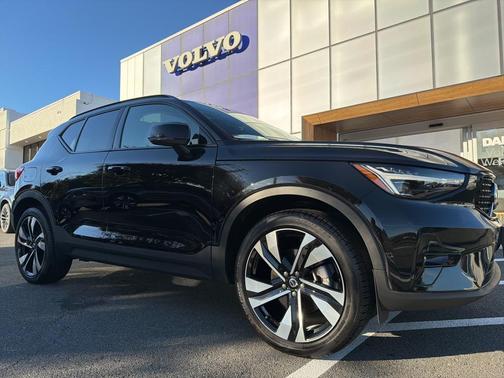 2024 Volvo XC40 B5 Ultimate Dark Theme