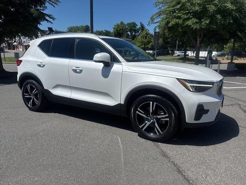 Crystal White Pearl 2025 Volvo XC40 B5 Core Bright Theme