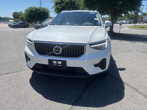 Crystal White Pearl 2025 Volvo XC40 B5 Core Bright Theme