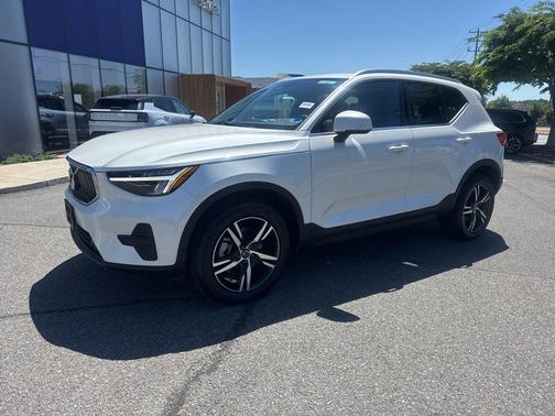 Crystal White Pearl 2025 Volvo XC40 B5 Core Bright Theme