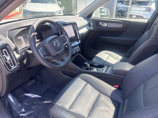 Crystal White Pearl 2025 Volvo XC40 B5 Core Bright Theme