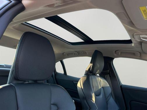 2023 Volvo S60 B5 Plus Dark Theme