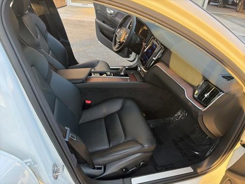 2023 Volvo S60 B5 Plus Dark Theme