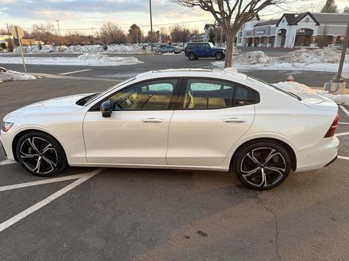 2023 Volvo S60 B5 Plus Dark Theme