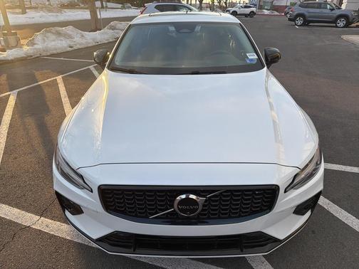 2023 Volvo S60 B5 Plus Dark Theme