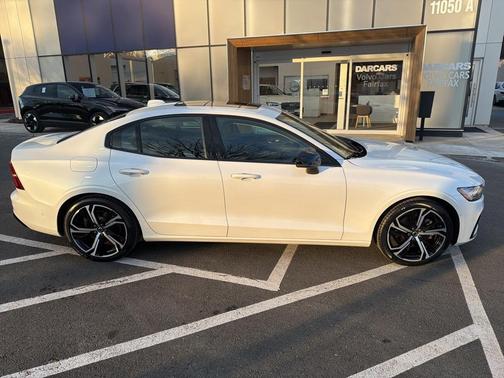 2023 Volvo S60 B5 Plus Dark Theme