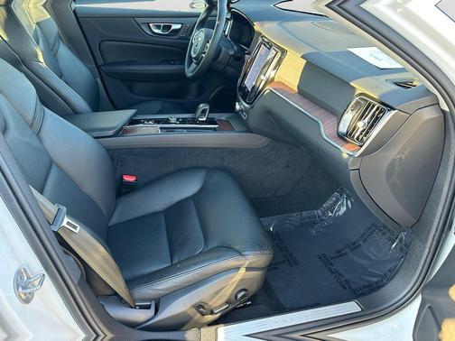 2023 Volvo S60 B5 Plus Dark Theme