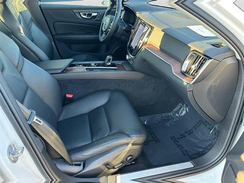 2023 Volvo S60 B5 Plus Dark Theme