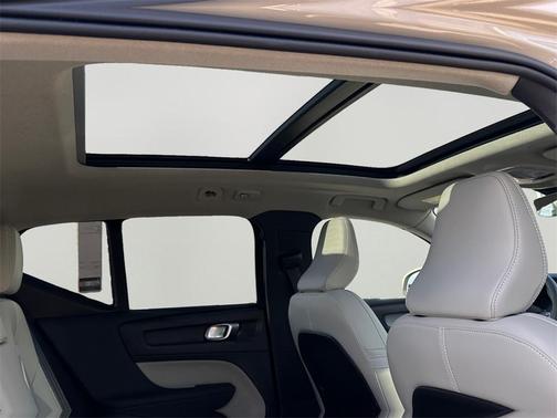 2025 Volvo XC40 B5 Ultra Bright Theme