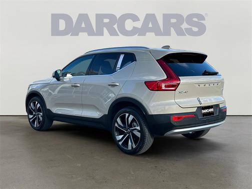 2025 Volvo XC40 B5 Ultra Bright Theme