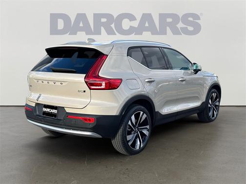 2025 Volvo XC40 B5 Ultra Bright Theme