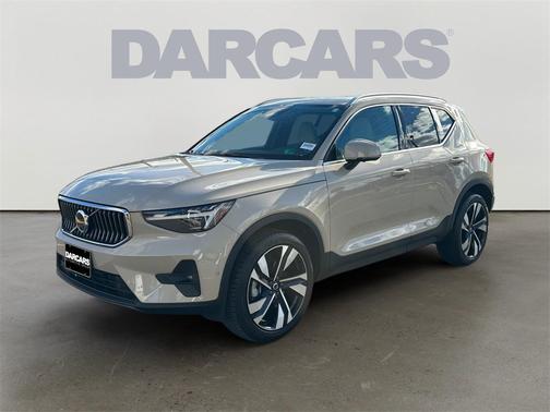 2025 Volvo XC40 B5 Ultra Bright Theme