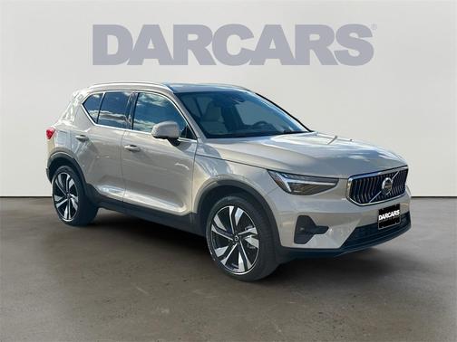 2025 Volvo XC40 B5 Ultra Bright Theme