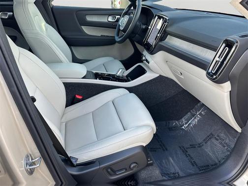 2025 Volvo XC40 B5 Ultra Bright Theme