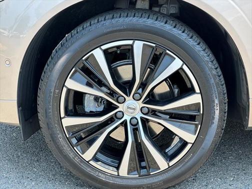 2023 Volvo XC60 B5 Plus Dark Theme