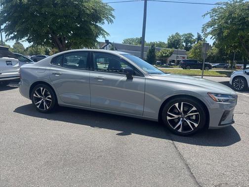 Vapour Grey Metallic 2025 Volvo S60 B5 Plus